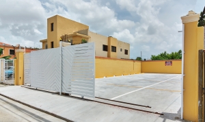 Parqueo cerrado gratis a control remoto - vigilado por camaras